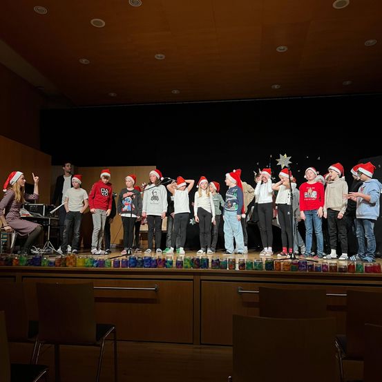 Bild enthält, Stage, People, Person, Pants, Adult, Female, Woman, Chair, Crowd, Concert