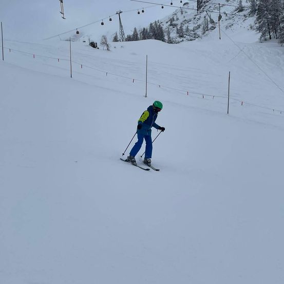 Bild enthält, Nature, Outdoors, Clothing, Glove, Snow, Person, Skiing, Sport, Shoe, Helmet