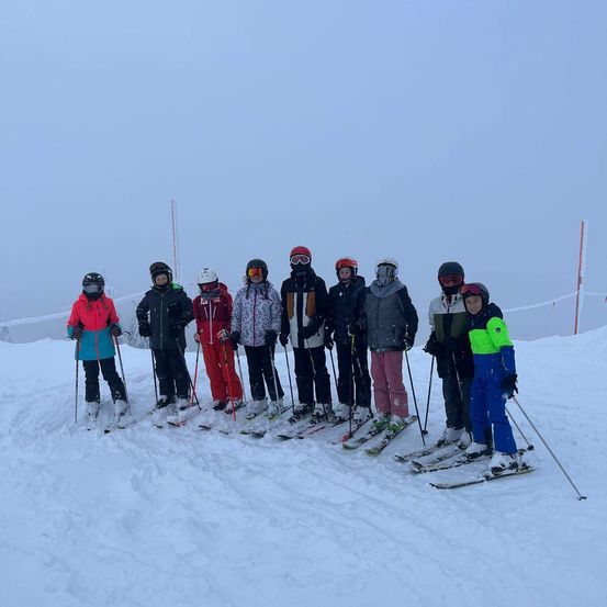 Bild enthält, Nature, Outdoors, Snow, Person, Skiing, Sport, Clothing, Glove, Helmet, Shoe