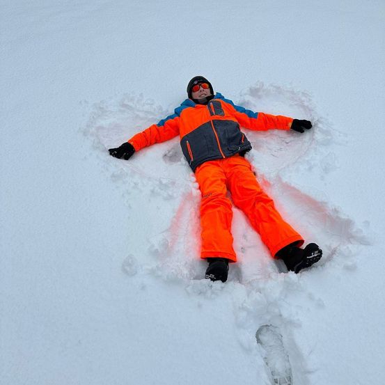 Bild enthält, Nature, Outdoors, Winter, Glove, Coat, Jacket, Person, Snow, Snow Angel, Shoe