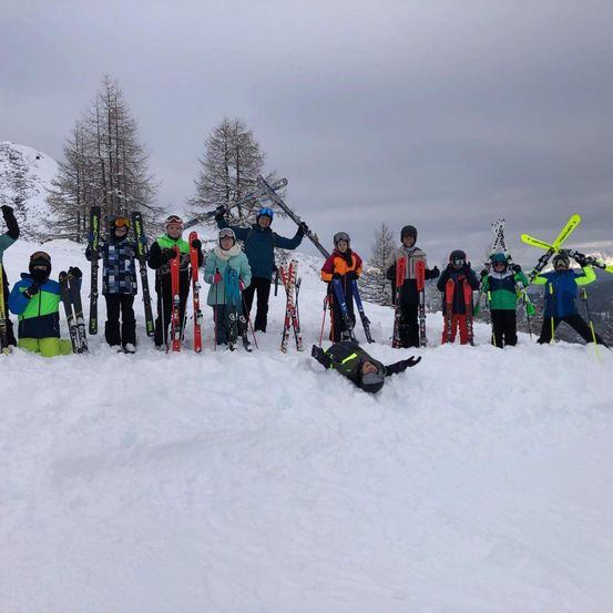 Bild enthält, Nature, Outdoors, Clothing, Glove, Person, Snow, Skiing, Sport, Helmet, Shoe