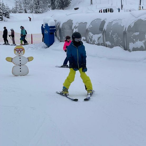 Bild enthält, Nature, Outdoors, Snow, Clothing, Glove, Person, Skiing, Sport, Shoe, Snowman