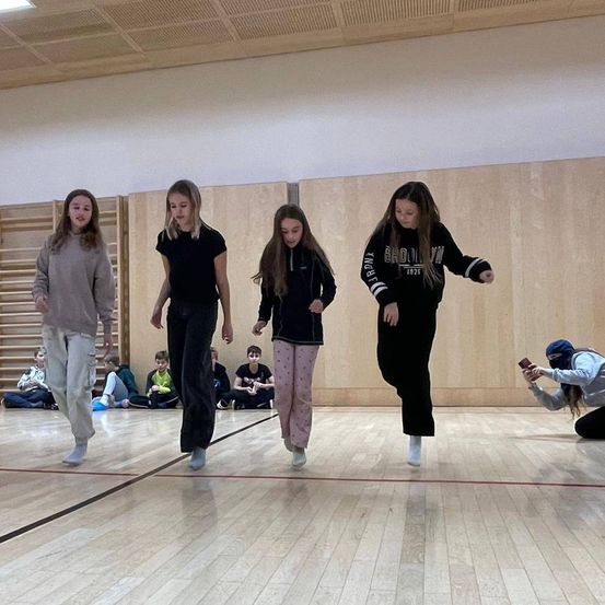 Bild enthält, Dancing, Person, People, Adult, Male, Man, Coat, Sock, Floor, Face