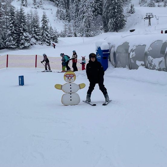 Bild enthält, Nature, Outdoors, Glove, Snow, Adult, Male, Man, Person, Shoe, Skiing
