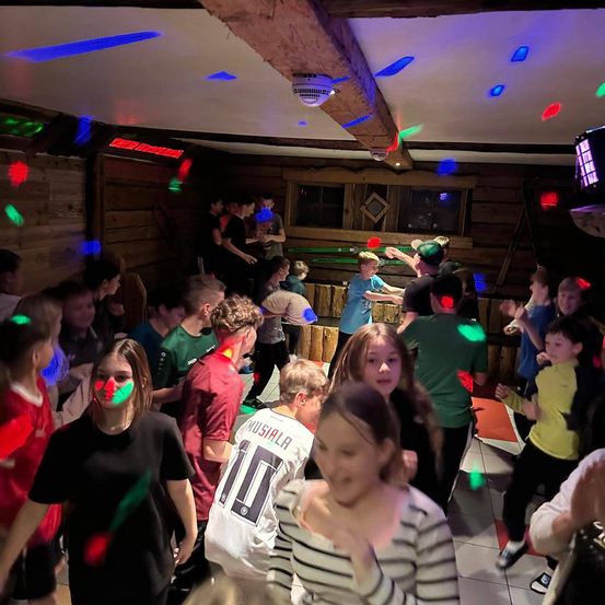 Bild enthält, Urban, Adult, Female, Person, Woman, Night Life, Boy, Child, Male, Man