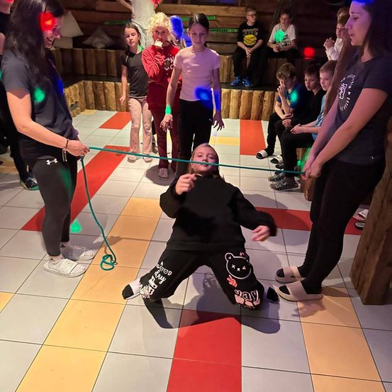 Bild enthält, Adult, Female, Person, Woman, Urban, People, Male, Man, Shoe, Face