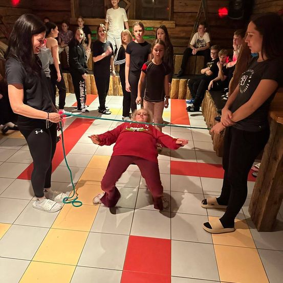 Bild enthält, Adult, Female, Person, Woman, People, Boy, Male, Teen, Baby, Sword