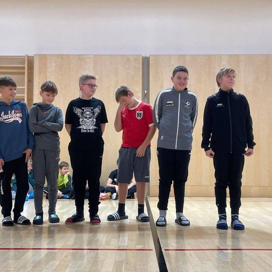 Bild enthält, Groupshot, Person, Boy, Male, Teen, Shorts, People, Glasses, Coat, Shoe