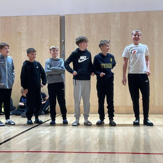 Bild enthält, Groupshot, Person, People, Boy, Male, Teen, Coat, Jacket, Footwear, Shoe