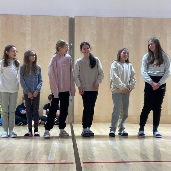 Bild enthält, Groupshot, Person, Adult, Female, Woman, People, Girl, Teen, Shoe, Jeans