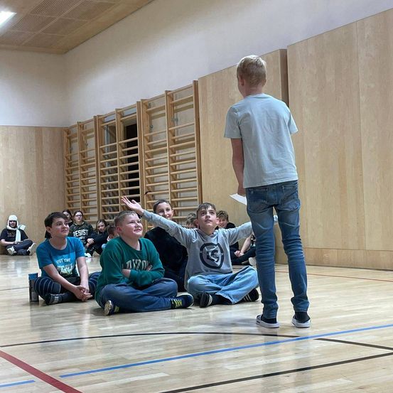 Bild enthält, Pants, Boy, Male, Person, Teen, People, Adult, Man, Jeans, Floor