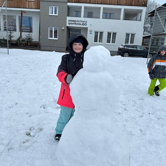 Bild enthält, Nature, Outdoors, Winter, Snow, Snowman, Boy, Child, Male, Person