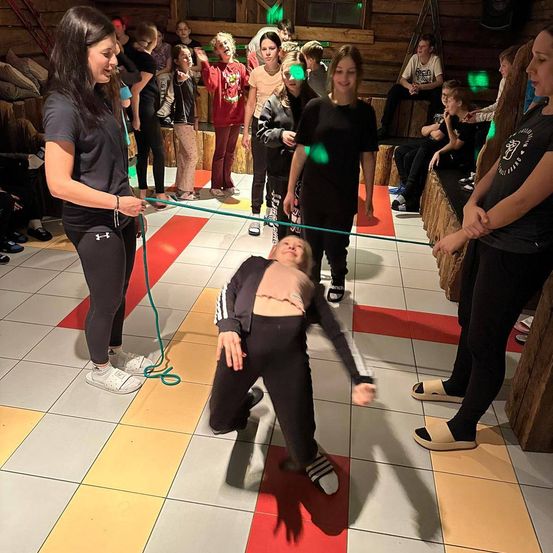 Bild enthält, People, Person, Adult, Female, Woman, Boy, Male, Teen, Urban, Baton