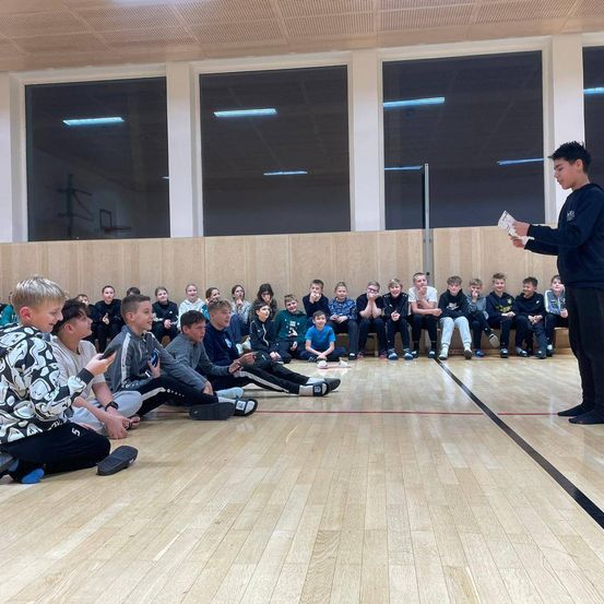 Bild enthält, Crowd, Person, Boy, Male, Teen, Audience, People, Speech, Shoe, Face