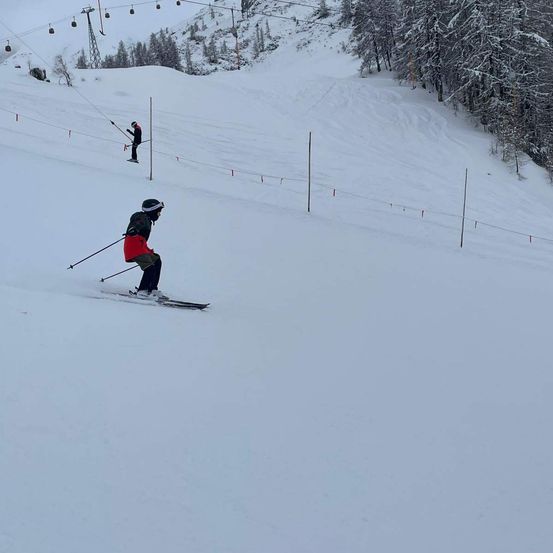 Bild enthält, Nature, Outdoors, Snow, Person, Leisure Activities, Skiing, Sport, Helmet