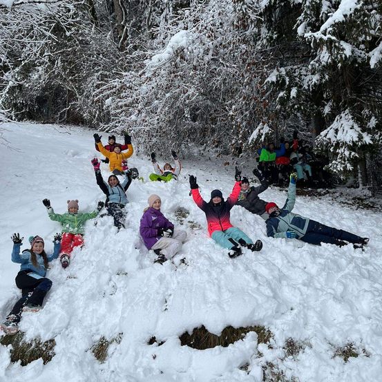 Bild enthält, Nature, Outdoors, Person, Clothing, Glove, Snow, Snowball Fight