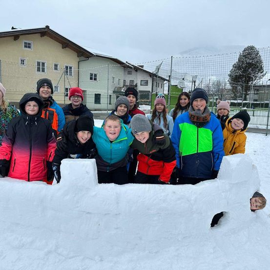 Bild enthält, People, Person, Outdoors, Shelter, Nature, Adult, Female, Woman, Glove, Snow