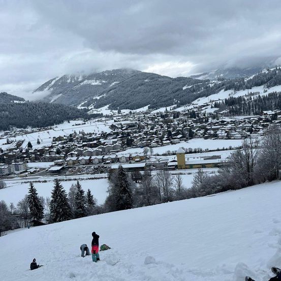 Bild enthält, Nature, Outdoors, Person, Snow, Footwear, Shoe, Bag, Handbag, Skiing, Sport