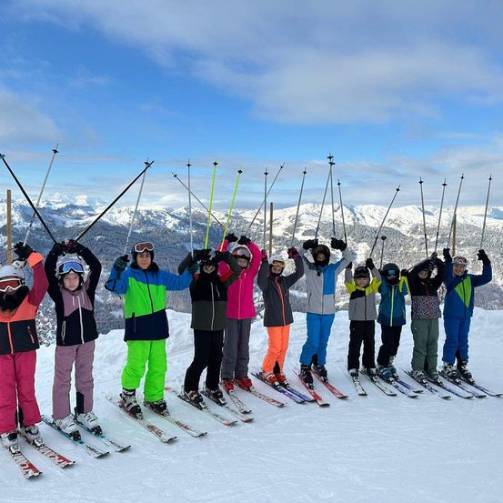 Bild enthält, Nature, Outdoors, Person, Snow, Glove, Skiing, Sword, Spear, Shoe, Jacket