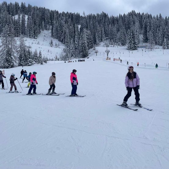 Bild enthält, Nature, Outdoors, Person, Snow, Skiing, Sport, Footwear, Shoe, Glove, Helmet