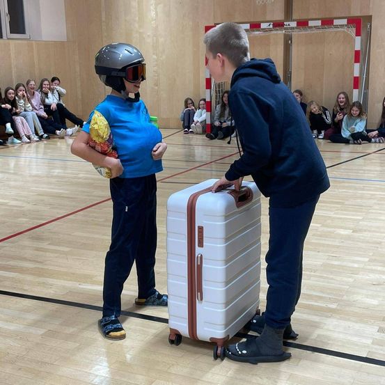 Bild enthält, Boy, Child, Male, Person, Adult, Man, Baggage, Face, Sword, Helmet