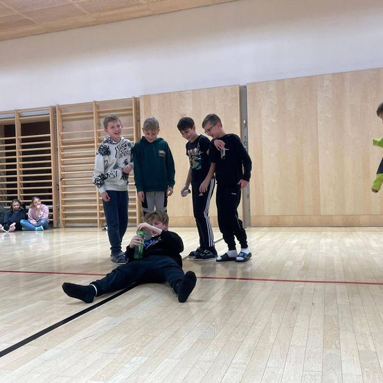 Bild enthält, Dancing, Leisure Activities, Person, Adult, Male, Man, Clothing, Hosiery, Sock, Floor