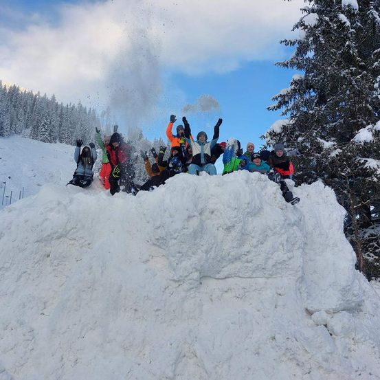 Bild enthält, Nature, Outdoors, Clothing, Glove, Snow, Person, Helmet, Snowmobile, Head