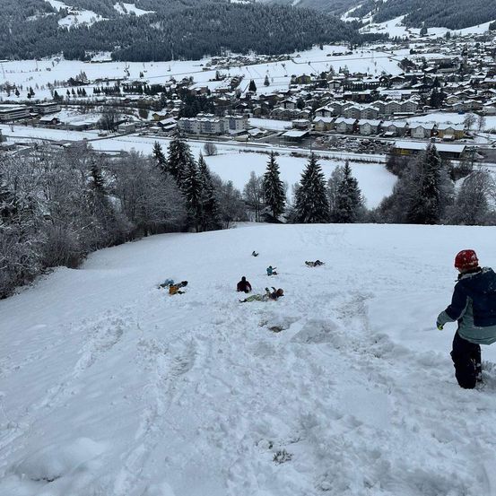 Bild enthält, Nature, Outdoors, Clothing, Glove, Person, Snow, Helmet