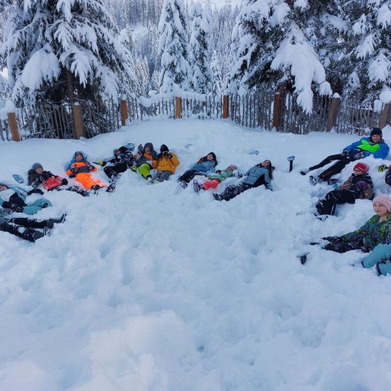 Bild enthält, Nature, Outdoors, Clothing, Glove, Person, Helmet, Snow, Shoe, Winter, Head