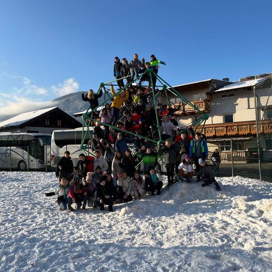 Bild enthält, Outdoors, Shelter, Nature, Person, Bus, Vehicle, People, Jeans, Snow, Sky