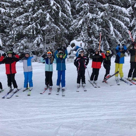 Bild enthält, Nature, Outdoors, Snow, Person, Skiing, Glove, Shoe, Jacket, Helmet, Hoodie