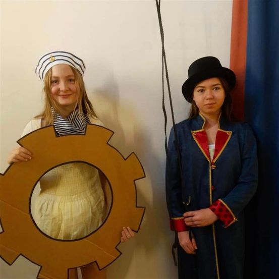 Bild enthält, Adult, Female, Person, Woman, Student, Lady, Face, Head