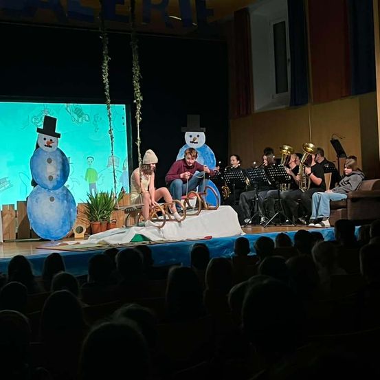 Bild enthält, Adult, Female, Person, Woman, People, Fun, Party, Snowman, Winter, Performer