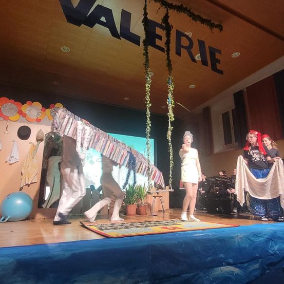 Bild enthält, People, Person, Stage, Potted Plant, Shelter, Urban, Shoe, Balloon, Dress, Party