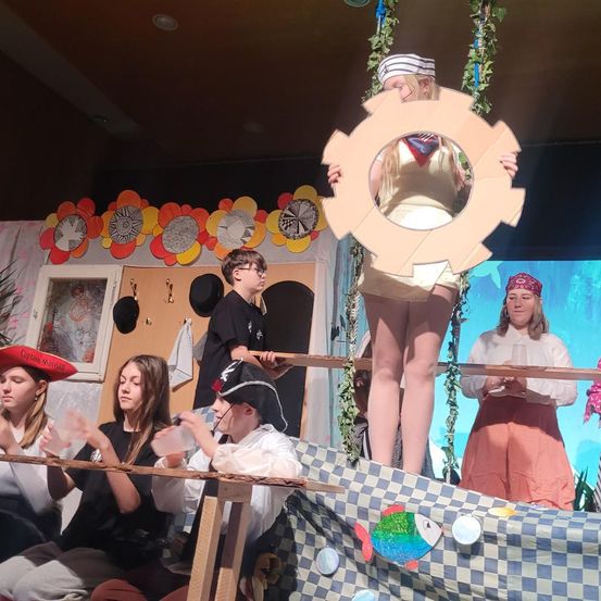 Bild enthält, Adult, Female, Person, Woman, People, Spear, Weapon, Party, Potted Plant, Dress