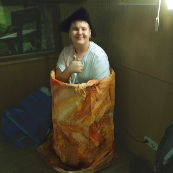 Bild enthält, Face, Person, Photography, Portrait, T-Shirt, Bag, Blanket, Furniture, Hat, Cushion