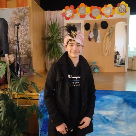 Bild enthält, Potted Plant, Coat, Photography, Portrait, Jacket, Cap, Hat, Blazer, Interior Design, Speaker