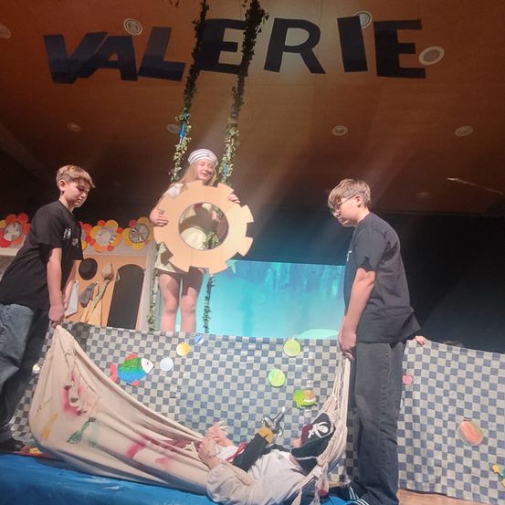 Bild enthält, Photography, Person, Portrait, Pants, Lighting, Shelter, T-Shirt, Boy, Male, Teen