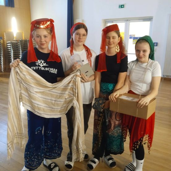 Bild enthält, Costume, Photography, Portrait, Pants, T-Shirt, Shoe, People, Blouse, Box, Floor