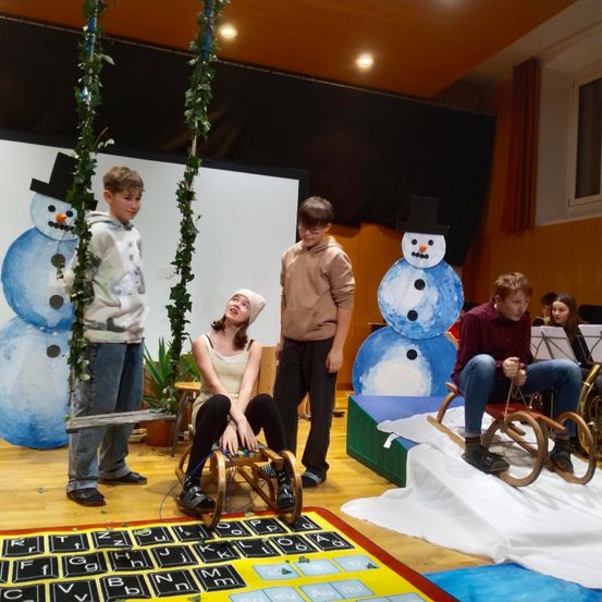 Bild enthält, Pants, Shelter, Person, Portrait, Furniture, Chair, Potted Plant, Shoe, Adult, Woman