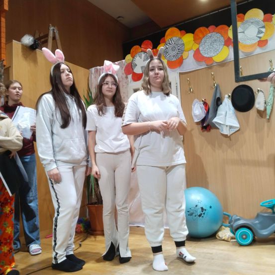 Bild enthält, People, Person, Pants, Blouse, Balloon, Portrait, Glasses, Adult, Female, Woman