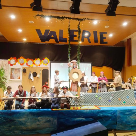 Bild enthält, People, Person, Tennis Ball, Adult, Female, Woman, Boy, Child, Male, Lighting