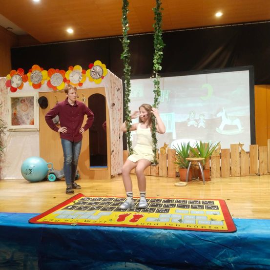 Bild enthält, Potted Plant, Photography, Portrait, Planter, Pants, Lighting, Shorts, Shelter, Interior Design, Balloon