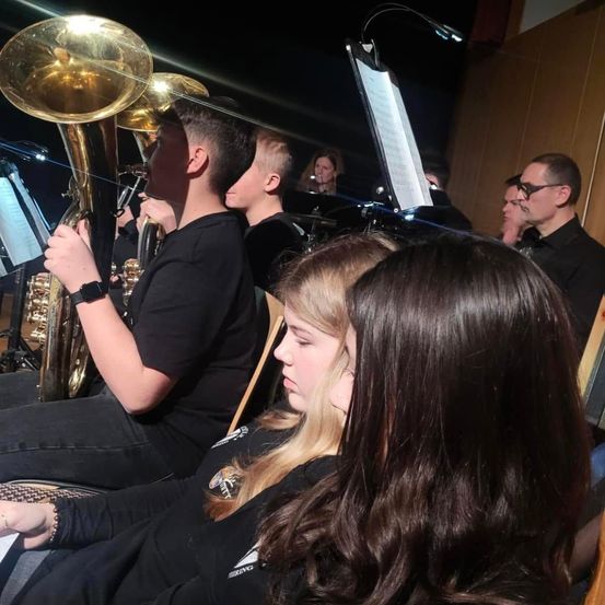 Bild enthält, Adult, Female, Person, Woman, Urban, Male, Man, Glasses, Party, Tuba