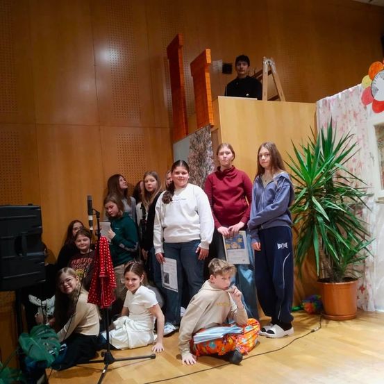 Bild enthält, Potted Plant, People, Person, Adult, Female, Woman, Pants, Boy, Child, Male