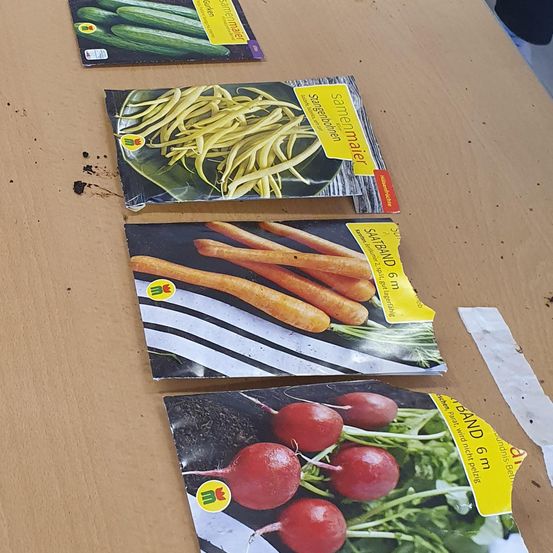 Bild enthält, Food, Food Presentation, Produce, Business Card, Paper, Text