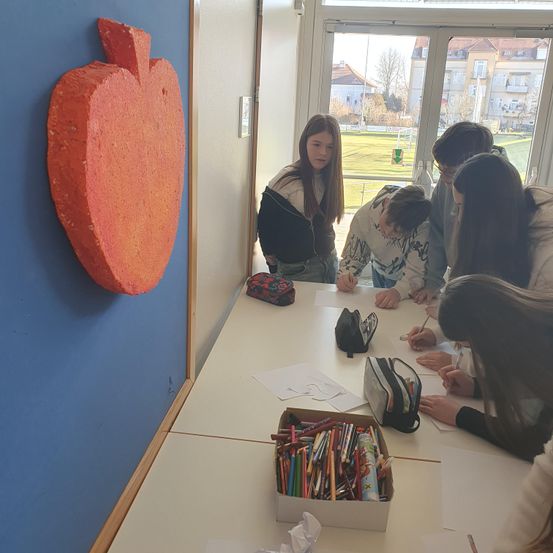 Bild enthält, Furniture, Table, Adult, Female, Person, Woman, Desk, Indoors, Library, Face