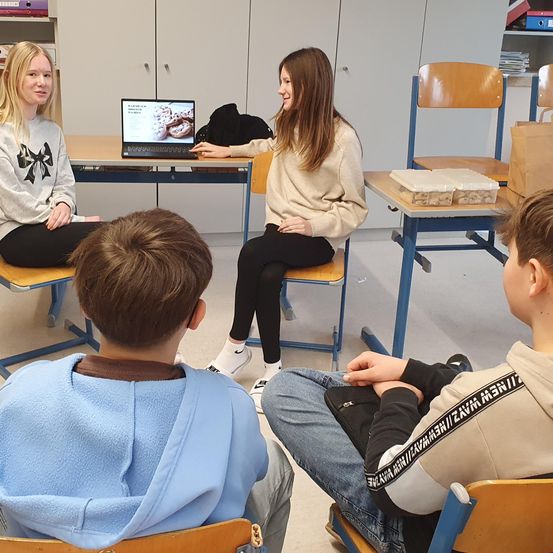 Bild enthält, Boy, Child, Male, Person, Student, Conversation, Adult, Female, Woman, Laptop