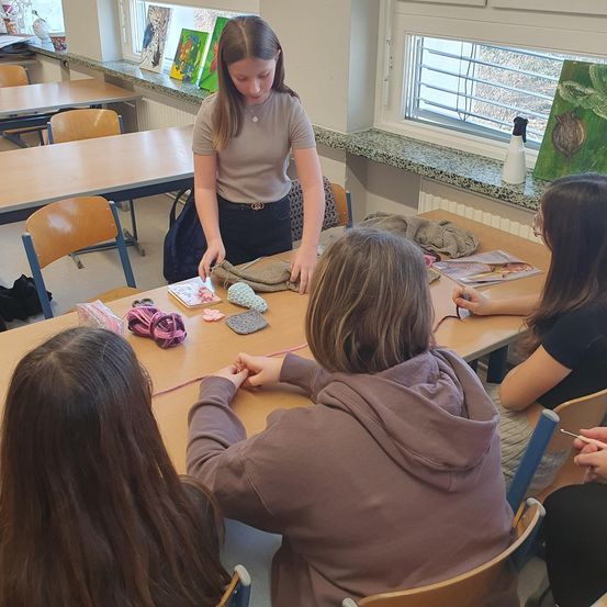 Bild enthält, Person, Student, Child, Female, Girl, Teen, Bag, Handbag, Chair, Head