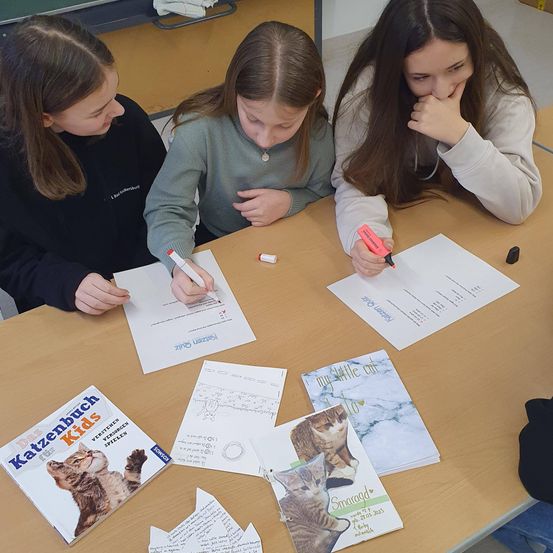 Bild enthält, Person, Student, Female, Girl, Teen, Text, Cat, Mammal, Pet, Business Card